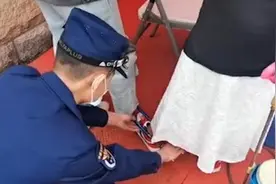 模仿拍网红视频被锁住脚，两女子打车求助消防视频封面