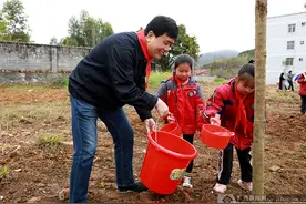 贵南高铁广西段：高铁科普进校园 共植“桂花林”图片