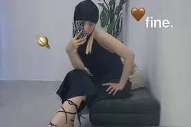 孟美岐对镜自拍 脚踩绑带高跟鞋性感十足图片