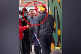 幸福感爆棚！姥爷每天带着不同的“小恐龙”接外孙放学视频封面