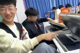 河南一学校自动化课桌还内藏电脑，学生称没法放书视频封面