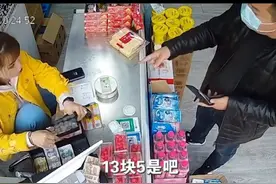 机智！男子在便利店试图用100元骗找零被当场识破，收银员：特别藐视他图片