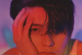 太撩了！蔡徐坤晒怼脸照 身穿白背心眼神勾人图片