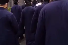 道教学院学生穿道袍上学，视频走红网络！网友：教御剑飞行吗？图片