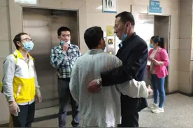内蒙古一男子在东莞流浪四年 68岁父亲沉默不敢相信图片