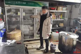 火锅店配菜员偷拿食材回家涮火锅 下手太重被发现 行政拘留9天图片