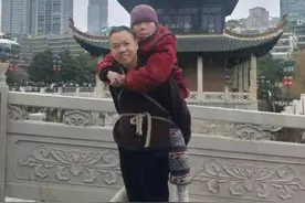 背着81岁瘫痪母亲到贵州看猴，他感动了全网图片
