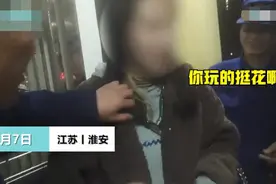 女子无聊用防盗锁锁住脖子，自行开锁时发生意外瞬间慌了图片
