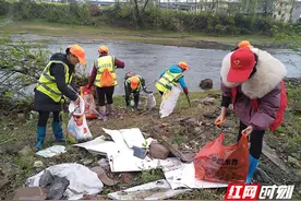 保护澧水河 志愿我先行——永定区大庸桥街道开展“学雷锋”河流清洁志愿者服务活动图片