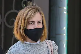 超美！艾玛·沃特森被爆订婚后现身 剪短发新造型图片