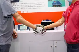 残疾人用上“智能仿生手”可实现抓、握、捏等20多种动作图片