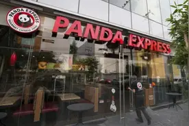 升职培训如“邪教仪式”，美国熊猫快餐因强迫员工脱衣遭起诉视频封面