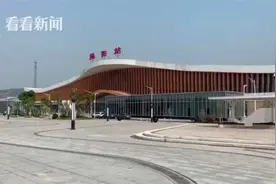 尴尬！高铁站厕所天花板反光 女厕"坑位"一览无余图片