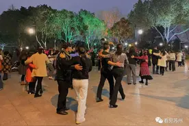 苏州人的夜生活有多野？去「盘门」跳一次广场舞就知道了图片