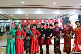 通讯：内蒙古“千岁”老年模特队：舞台“秀”出精气神 爱美不分年龄段图片
