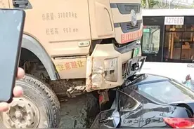 极速真探 | 惨烈！泥头车涉嫌闯红灯，压扁一小车，1死1伤图片
