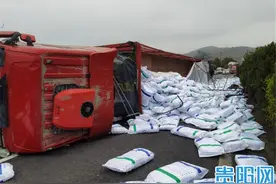 险！兰海高速独山县境内大货车侧翻，32吨磷酸盐落一地图片