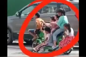 爷爷爷爷……你的7个葫芦娃在红河元阳的街上骑一辆电动车抖草图片