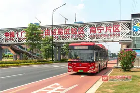 非高峰时段，南宁市65岁以上老人可免费乘坐公交、地铁图片