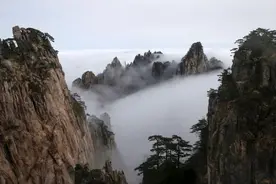 雨后黄山现瀑布流云奇观图片