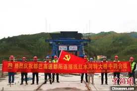 中国在建跨度最大波形钢腹板连续刚构桥实现中跨合龙图片