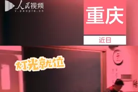 大型“迷妹”收割现场 初中男生教室内表演英文说唱图片