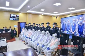 南宁44名“老总”出庭受审，原来他们当初也是被骗进传销的图片