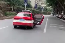 因出租车路线纠纷女乘客途中开门伸脚，交警：谴责追查图片