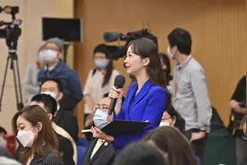 张扬两会日记｜在这个记者会上，我提了一个问题视频封面