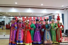 通讯：内蒙古“千岁”老年模特队：舞台“秀”出精气神 爱美不分年龄段图片