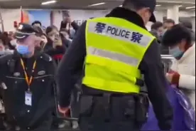 女子为赶火车将女儿塞行李箱 嫌女儿吵闹影响行进速度图片
