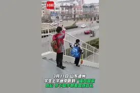 少年强则国强！上学途中国歌响起 小学生驻足向国旗敬礼图片