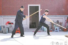 打拳、耍棍、唱南音、讲英语 94岁老拳师走红网络图片