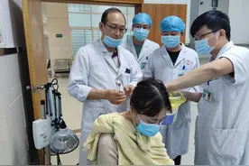 知名中医专家坐诊，每个患者的诊治他都要花一个小时图片