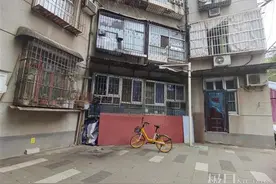 业主凿墙将窗户改成门，街道城管将约谈业主责令整改图片