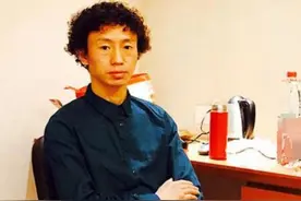 《我的滑板鞋》演唱者患精神分裂症 已被强制送进精神病院图片