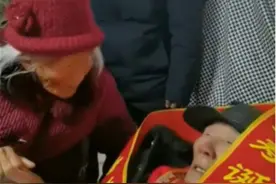 98岁妹妹看望百岁老兵哥哥，温情一幕感动儿孙图片