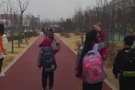 小学生路上听到国歌立即肃立敬礼 网友点赞：少年强则国强视频封面