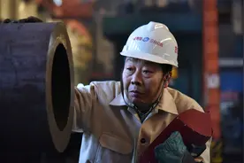 独臂焊侠卢仁峰：入党25年，牙咬焊帽单手焊接，攻克技术难题图片