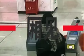 武汉地铁这一幕，让800万网友揪心！他飞身一跃，火了……图片