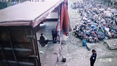 活久见，平板挂车变身“厢车”！浙江交警：拆图片