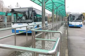 “地铁送到站，公交送到家”！浦东这2条堪比“私家车”的公交线路十岁啦图片
