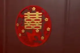 这“婚房”让人羡慕！大三女生订婚返校后宿舍贴了囍字挂了拉花：像走进婚房，很幸福图片