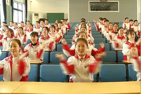 56秒丨青岛一中学创编座位上的课间操 学生：随时随地放松身心