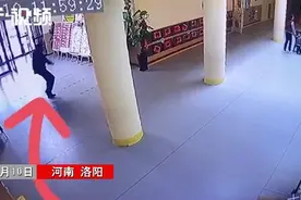 幼儿园新入园小朋友遛弯时哭鼻子 保安大叔一波操作逗乐全场图片