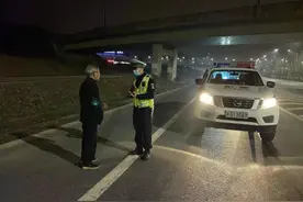 这个夜：一老人迷路街头 一醉汉坐在路中间酣睡，义乌交警不省心图片