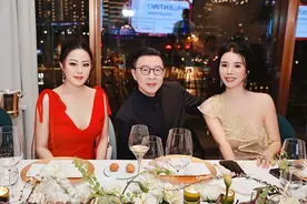 余晚晚穿刺绣蕾丝裙浪漫优雅  与女星章小蕙相谈甚欢图片