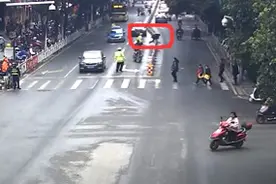男子骑摩托“”蛇形走位”被查出酒驾，弃车逃跑却把自己绊倒图片