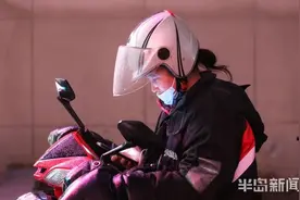 青岛49岁妈妈带着7岁儿子送外卖！顾客投诉后，孩子不自觉的一个举动…让人心酸图片