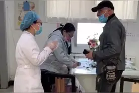 “老外”来看病 护士当翻译图片